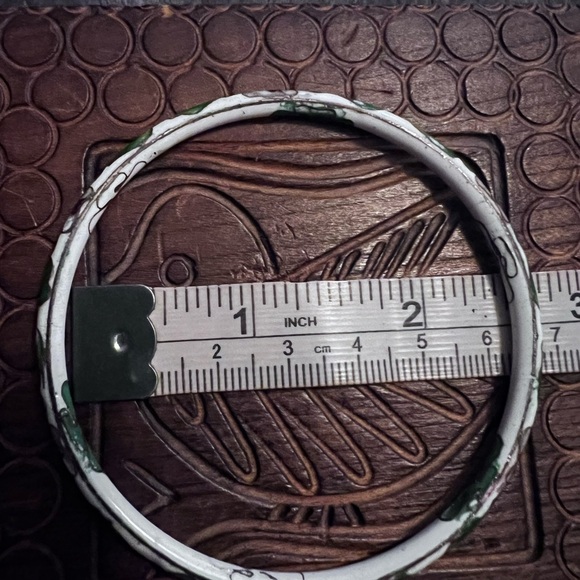 Cloisonné white bangle with flowers - Picture 3 of 3